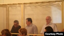 Слева направо: Акжанат Аминов, Серик Сапаргали и Владимир Козлов, обвиняемые в разжигании социальной розни, призывах к свержению строя и организации преступной группировки. 