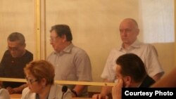 Слева направо: гражданский активист Акжанат Аминов, оппозиционные политики Серик Сапаргали и Владимир Козлов. Первый день суда в Актау, 16 августа 2012 года.