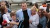 Роман Сущенко в аэропорту Киева с женой, дочерью и сыном после освобождения – 7 сентября 2019 года