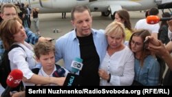 Роман Сущенко в аэропорту Киева с женой, дочерью и сыном после освобождения, 7 сентября 2019 г.