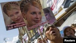 Supporters of jailed former Ukrainian Prime Minister and opposition leader Yulia Tymoshenko have kept up pressure on the government to free her.