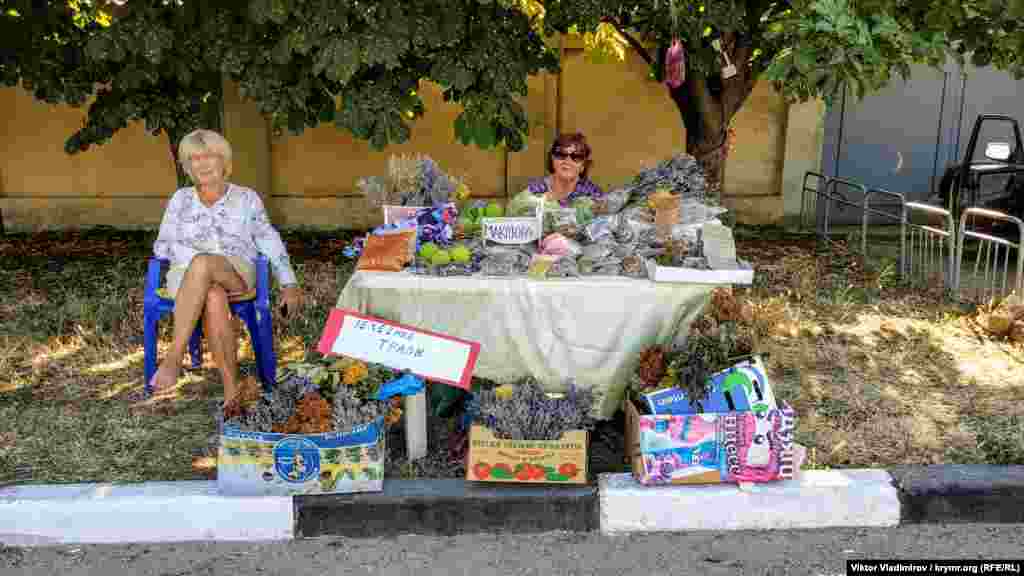 Скучающие продавщицы крымских целебных трав