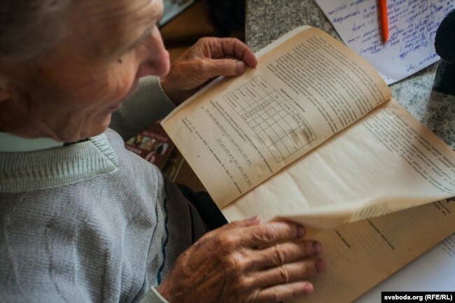 Васіль Ракуць за працай у сваім кабінэце