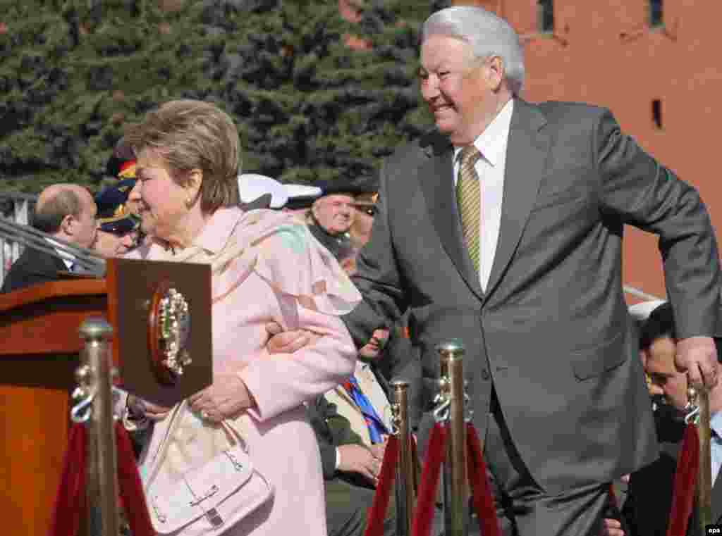 سال ۲۰۰۶ و جشن پيروزی بر نازی ها؛ آقای يلتسين و همسرش در حال شادمانی