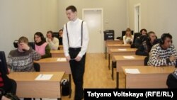 Россияда имтиҳон топшираётган меҳнат муҳожирлари.