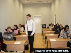 Иностранцы сдают тест по русскому языку. Санкт-Петербург.