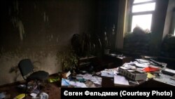 Усередині будівлі СБУ у Слов’янську 7 липня 2014 року, через два дні після того, як російський полковник Ігор Гіркін («Стрєлков») з бойовиками російських гібридних сил покинули місто, залишивши після себе документи «трибуналу»