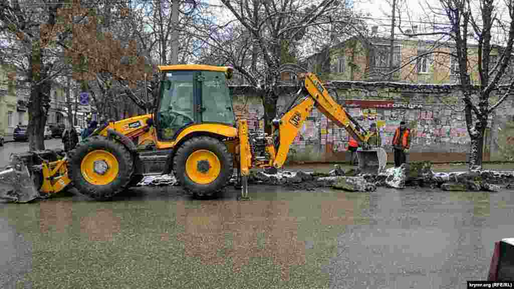 Mayakovskaya soqağında ekskavator eski asfaltnı kötere