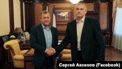 Крымский бизнесмен Олег Зубков (слева) и российский глава Крыма Сергей Аксенов
