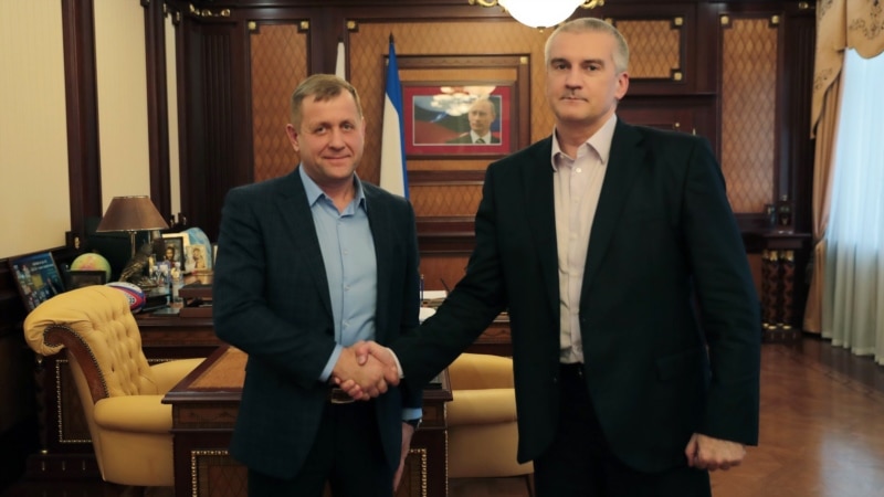Олег Зубков и Сергей Аксенов пожали друг другу руки | Крымское фото дня