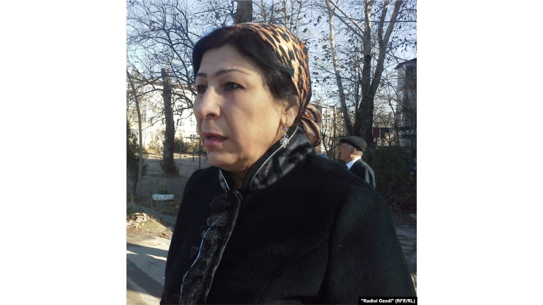 Назокат Алимова, яке аз занҳои эътирозгар дар нишасти матбуотии Зоиров.