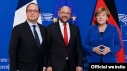Martin Schultz întîmpinîndu-i pe Angela Merkel și François Hollande astăzi la Strasbourg 