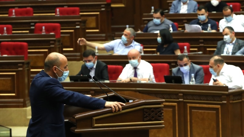 Парламент Армении во втором и окончательном чтении принял изменения в Конституцию относительно КС