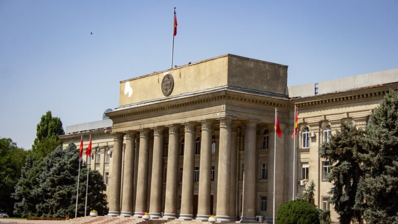Кыргызстан Мамлекеттик катчы институтуна кайтты 