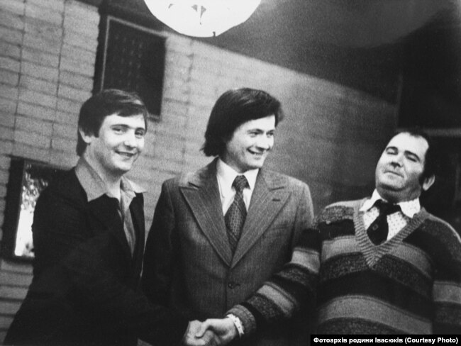 Зліва направо: Володимир Івасюк, Богдан Стельмах, письменник Дмитро Герасимчук
