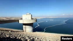 The Mosul dam, which is close to territory held by Islamic State militants, has had problems with erosion around its base since it was constructed in the 1980s.