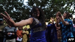 Представители общины трансгендеров в Пакистане танцуют во время акции протеста в Карачи. 7 декабря 2010 года.