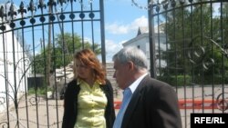 Джамиля Джакишева и сопровождающий ее человек у ворот тюрьмы КНБ в ожидании свидания с Мухтаром Джакишевым. Астана, 31 июля 2009 года. 