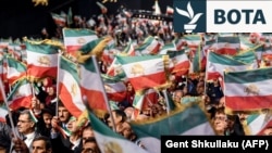 Anëtarë të Mujahedin-e Khalq (MEK) duke valëvitur flamuj iranianë në kampin "Ashraf-3" në Manzë, më 13 korrik 2019.