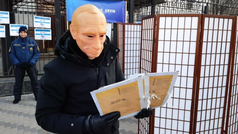 Киев: под посольством России показали «мясорубку правосудия» в Крыму (+фото)
