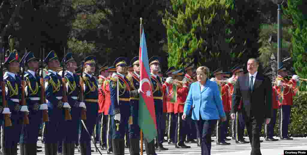 Торжественная церемония встречи канцлера Германии в Баку.