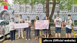 Aktivisti Inicijative mladih za ljudska prava ispred ambasade Belorusije u Beogradu