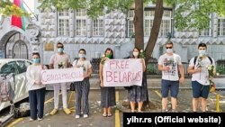 Aktivisti Inicijative mladih za ljudska prava ispred zgrade ambasade Belorusije u Beogradu