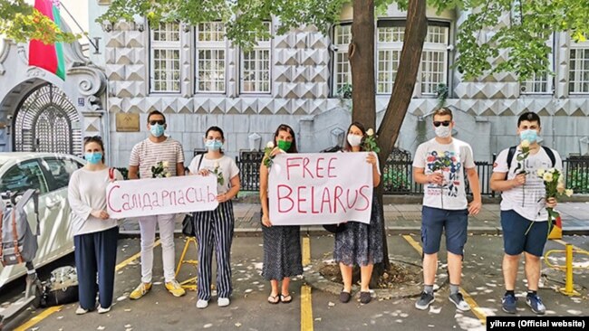 Aktivisti Inicijative mladih za ljudska prava ispred ambasade Belorusije u Beogradu