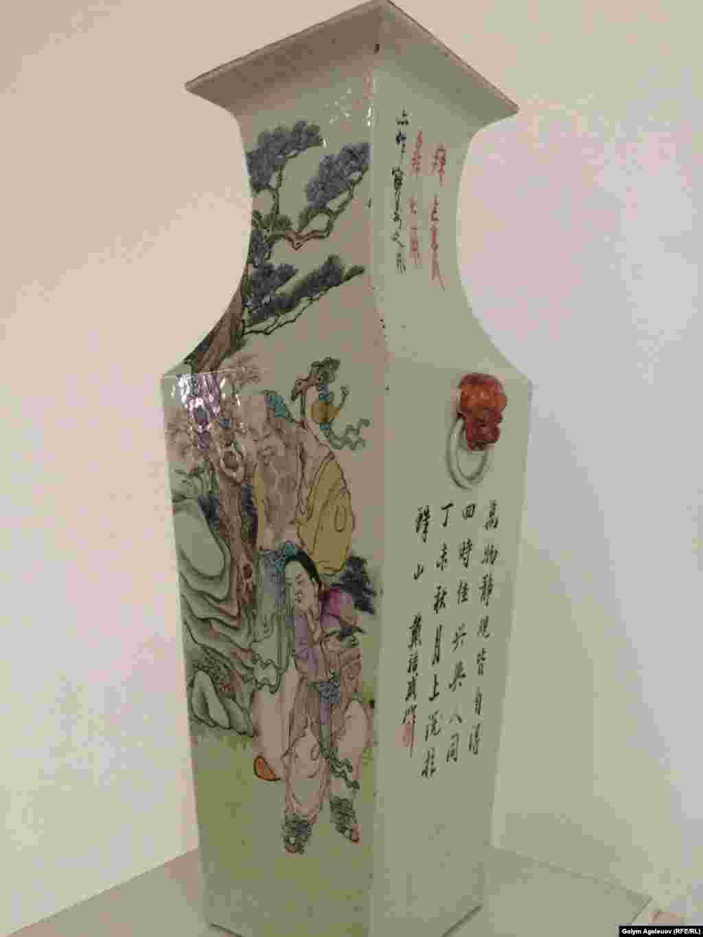 Ваза четырехгранной формы с изображением мудреца - философа Шоусина. Фарфор. Китай, 19-й век.