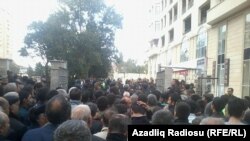 У ворот стадиона перед началом митинга, 12.10.2014