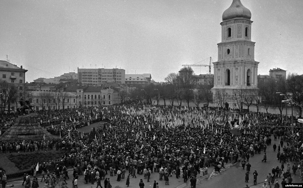 Софиевская площадь в Киеве после завершения акции &laquo;живая цепь&raquo;