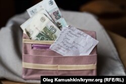 Крымским педагогам приходится брать дополнительную нагрузку, чтобы хоть как-то обеспечить себя и своих детей