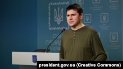 «Будь-яка промова Путіна вкладається у два слова: «за Фрейдом». Людина, що вторглася в чужу країну, анексувала території та влаштовує геноцид, – звинувачує когось… у порушенні міжнародного права й суверенітету інших країн?» - написав Михайло Подоляк 