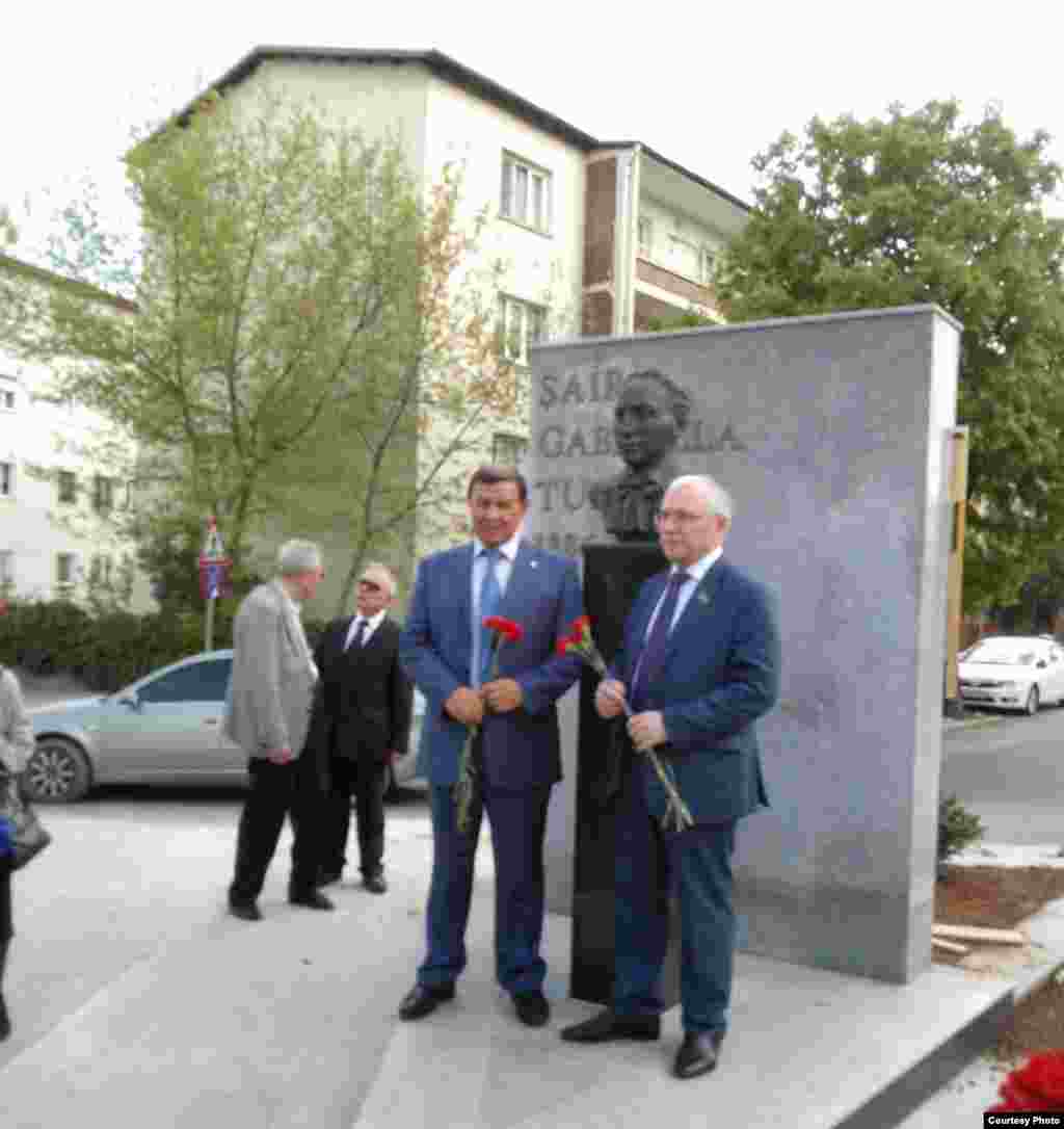 Татарстан Фәннәр академиясе президенты Мәкъсүм Сәлахов (с) һәм Татарстан парламенты әгъзасы, язучы Разил Вәлиев Әнкарадагы Тукай һәйкәле янында