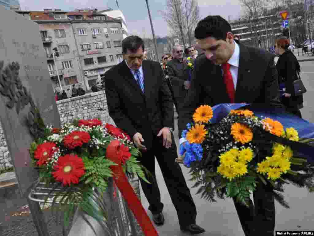Polaganje cvijeća na Spomen obilježje na Mostu Suade Dilberović i Olge Sučić, Foto: Midhat Poturović