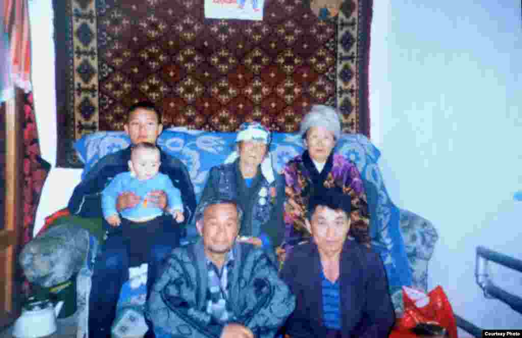 (în spate, dreapta) Agafia Pak, mama Lidiei Tanasescu, alături de copii și rude. Almatî, Kazahstan, circa 1990