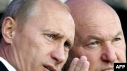 Vladimir Putin (left) with Yury Luzhkov (file photo)