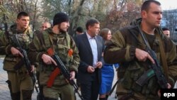 Александр Захарченко (в центре), лидер сепаратистов в Донецкой области Украины. Донецк, 2 ноября 2014 года.
