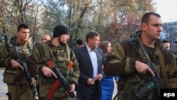 Александр Захарченко, глава самопровозглашенной ДНР, в сопровождении охраны. Донецк, 2 ноября 2014 года.