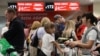 Пассажиры "ВИМ-Авиа" в ожидании вылета в московском аэропорту Домодедово