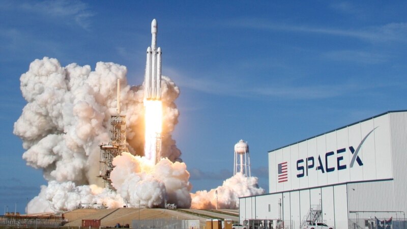Миллиардери ҷопонӣ нахустин сайёҳи кайҳонии SpaceX шуд