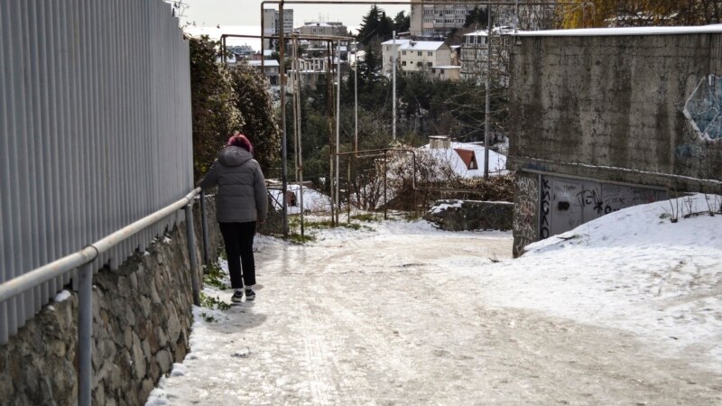 Жители Ялты жалуются на обледеневшие дороги, в городе не хватает снегоуборочной техники – власти 