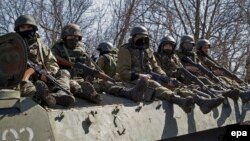 Вооруженные пророссийские сепаратисты недалеко от Донецка. 9 апреля 2015 года.