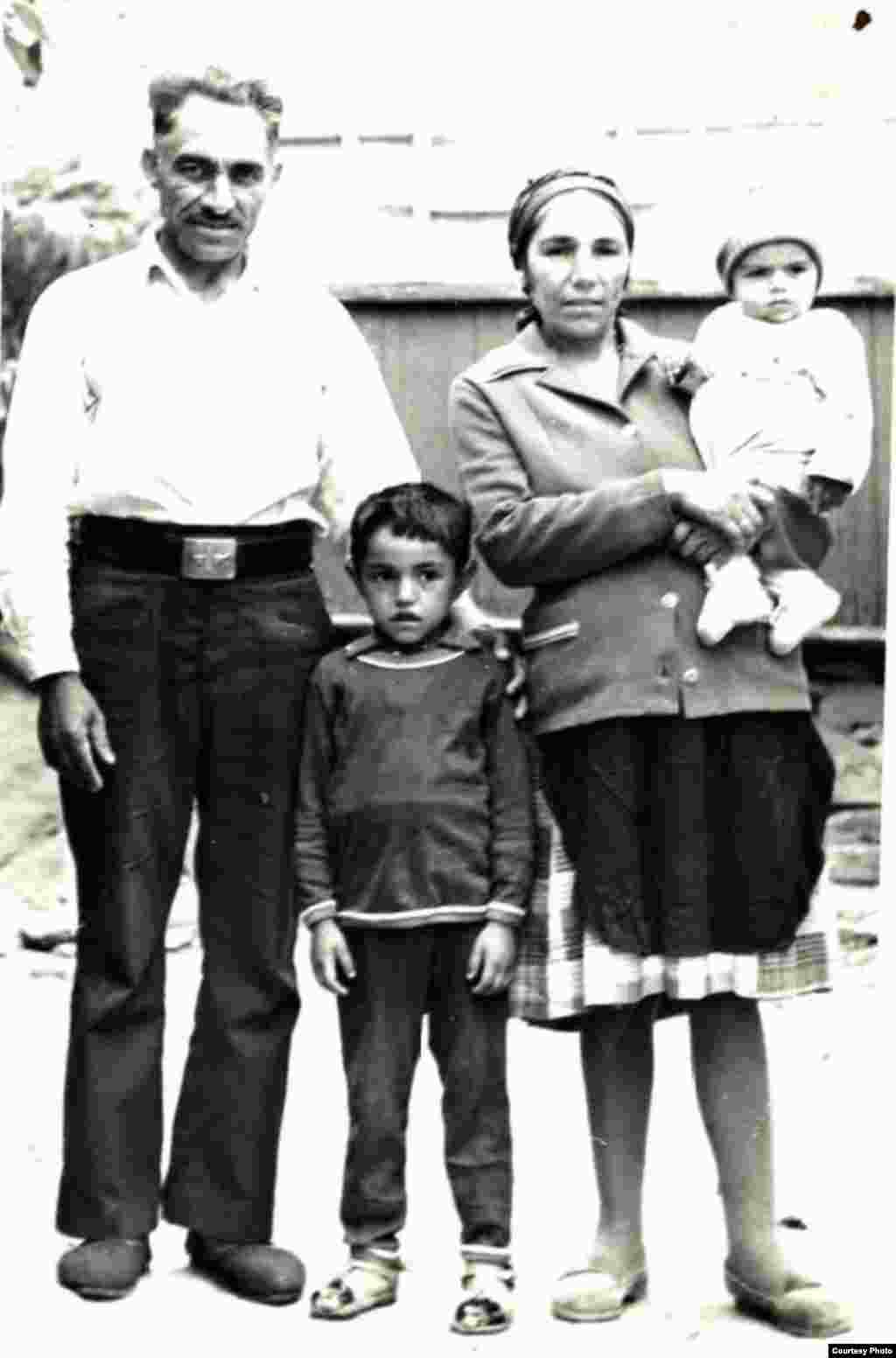 Marin Alla alături de părinți și frate. Satul Ursari, 1980