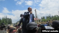 Премьер-министр Узбекистана Абдулла Арипов выступает перед жителями анклава Сох.