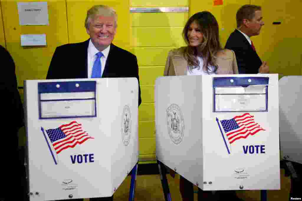 Дональд и Мелания Трампы голосуют на президентских выборах в Нью-Йорке 8 ноября 2016 года.&nbsp;