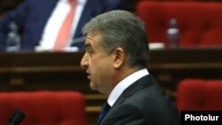Премьер-министр Армении Карен Карапетян представляет программу правительства в парламенте. 20 октября 2016 г.