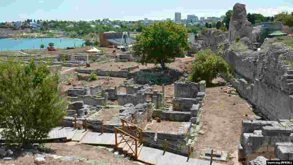 Сохранившиеся руины ближнего античного городища у входа в заповедник
