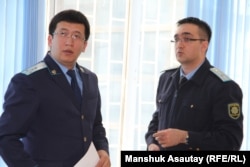 Прокуроры по делу БТА Банка Еркин Баймагамбетов (слева) и Тимур Шамай. Алматы, 17 марта 2017 года.