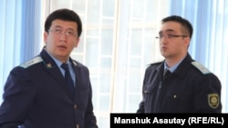 Государственные обвинители на процессе по делу БТА Банка: Еркин Баймагамбетов (слева) и Тимур Шамои. Алматы, 17 марта 2017 года.
